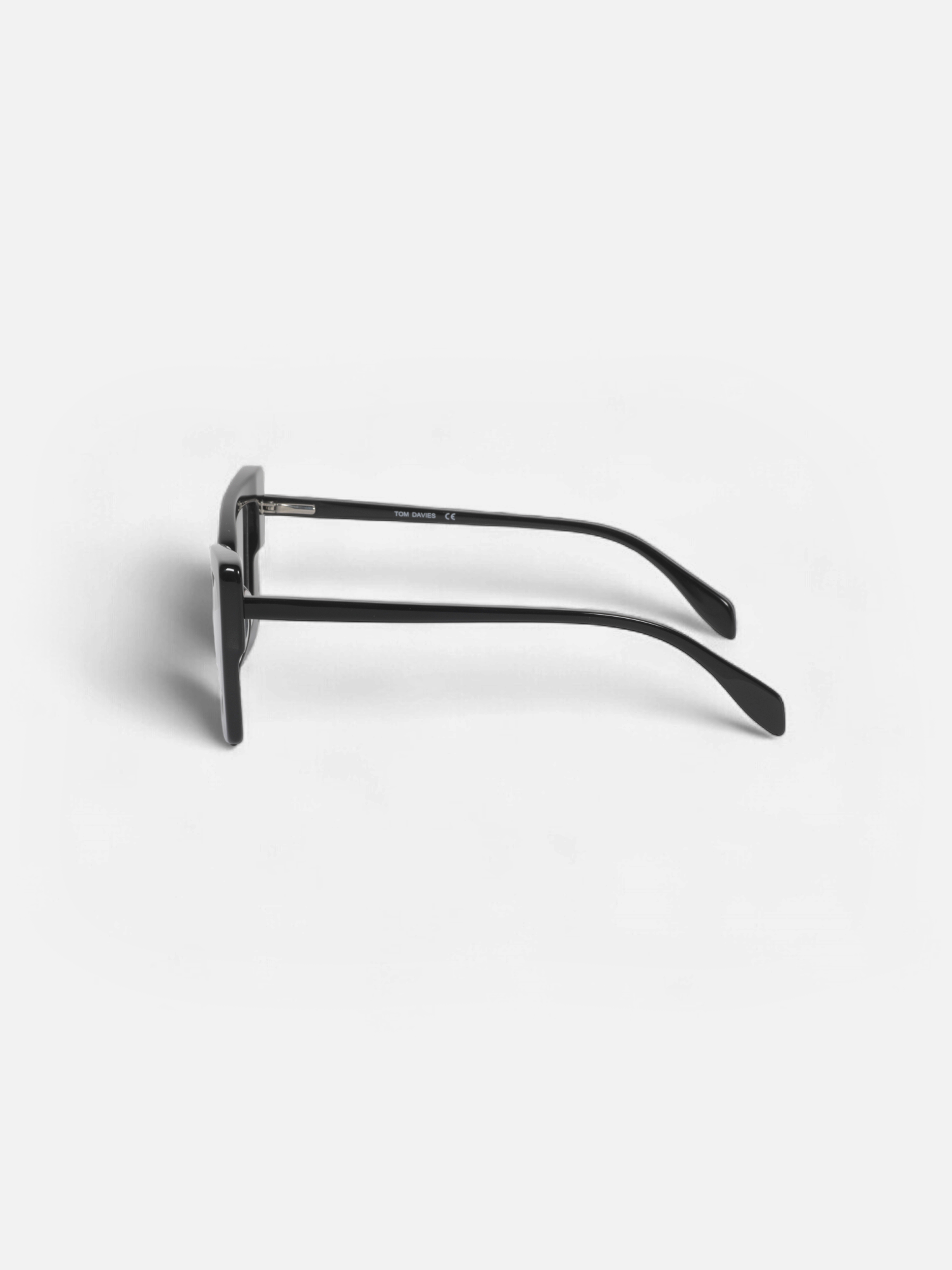 Kornize Optike - Tom Dewis, YC31112 - Tom Dewis,